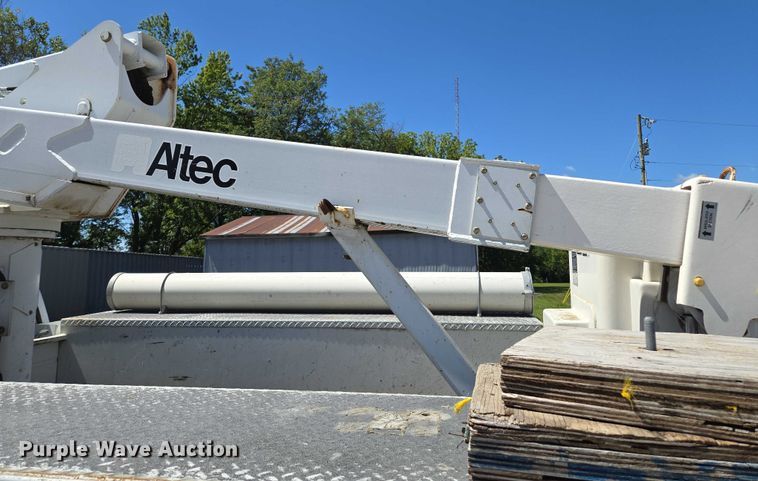 image for item EV1694 2001 Ford F550 Super Duty bucket truck