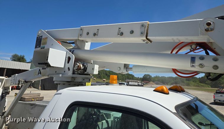 image for item EV1694 2001 Ford F550 Super Duty bucket truck