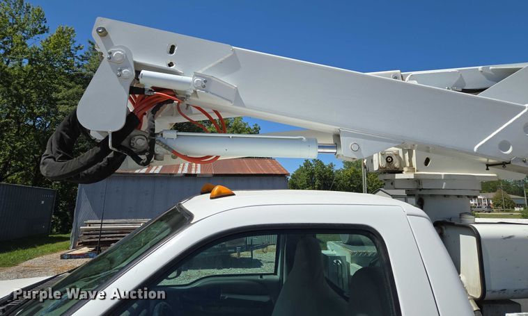 image for item EV1694 2001 Ford F550 Super Duty bucket truck