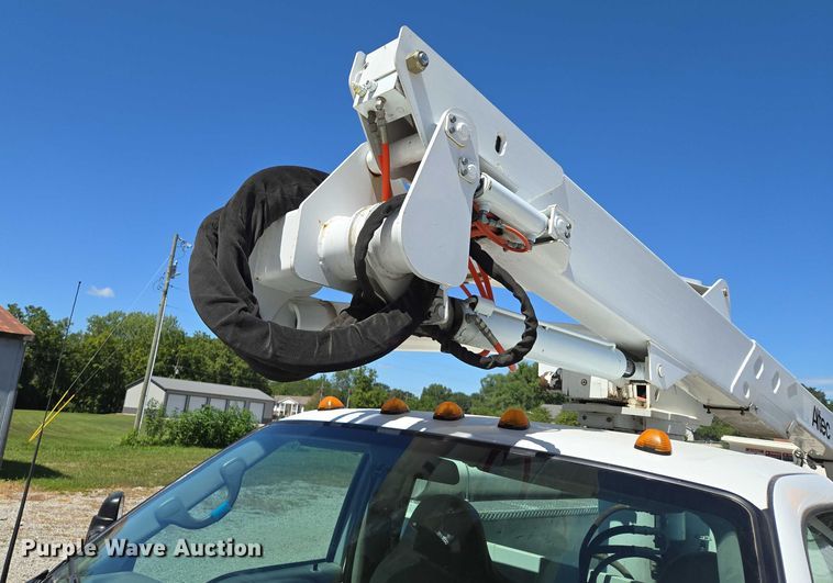 image for item EV1694 2001 Ford F550 Super Duty bucket truck