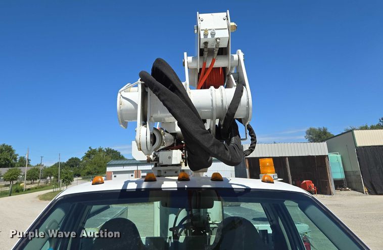 image for item EV1694 2001 Ford F550 Super Duty bucket truck