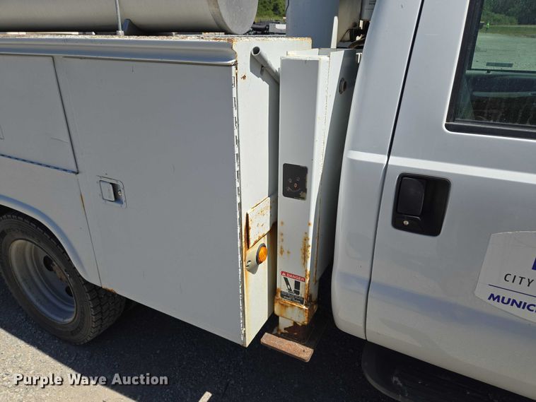 image for item EV1694 2001 Ford F550 Super Duty bucket truck