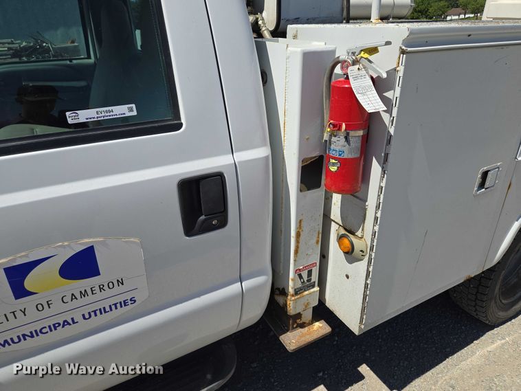 image for item EV1694 2001 Ford F550 Super Duty bucket truck