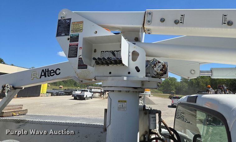 image for item EV1694 2001 Ford F550 Super Duty bucket truck