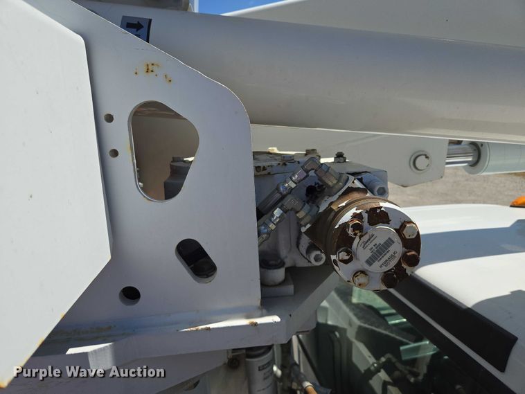 image for item EV1694 2001 Ford F550 Super Duty bucket truck