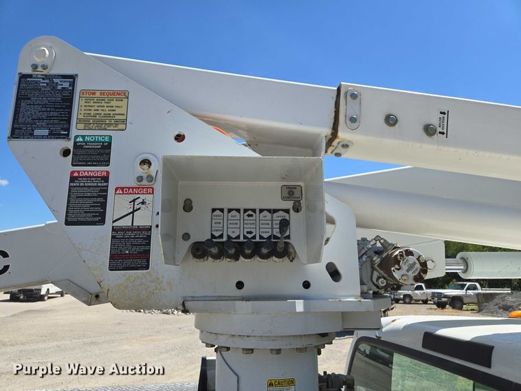 image for item EV1694 2001 Ford F550 Super Duty bucket truck