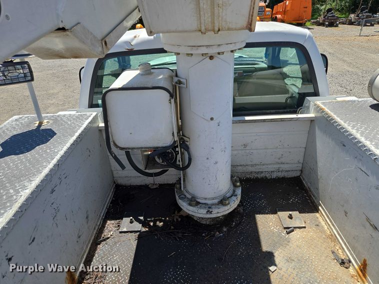 image for item EV1694 2001 Ford F550 Super Duty bucket truck