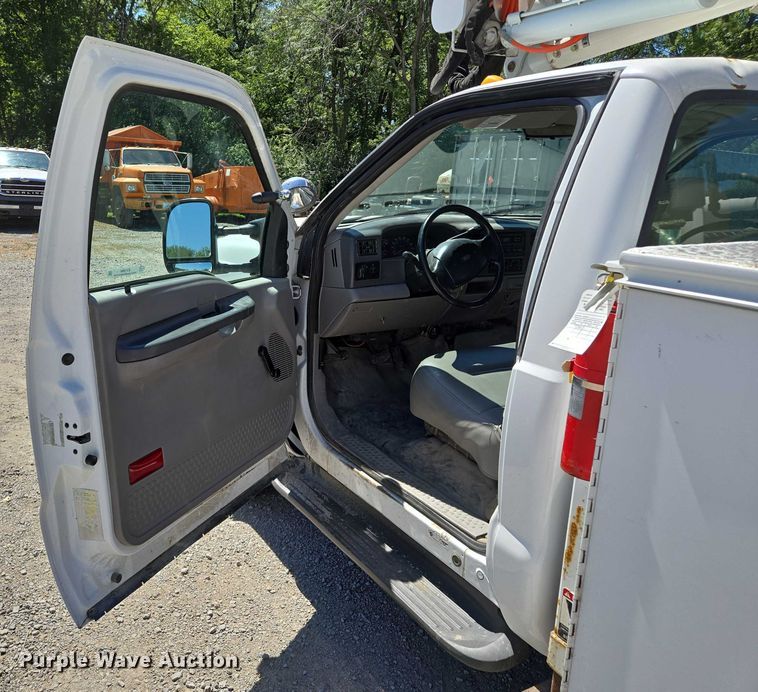 image for item EV1694 2001 Ford F550 Super Duty bucket truck