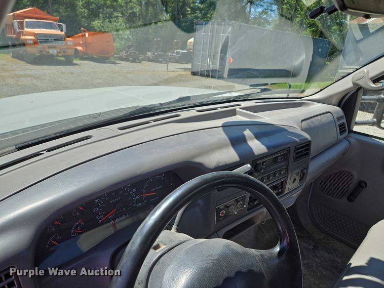 image for item EV1694 2001 Ford F550 Super Duty bucket truck