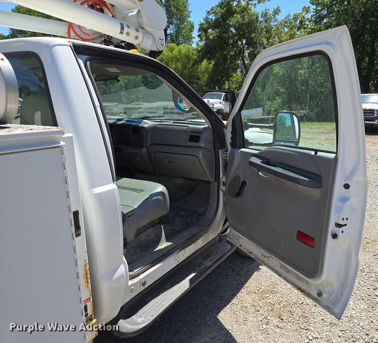 image for item EV1694 2001 Ford F550 Super Duty bucket truck
