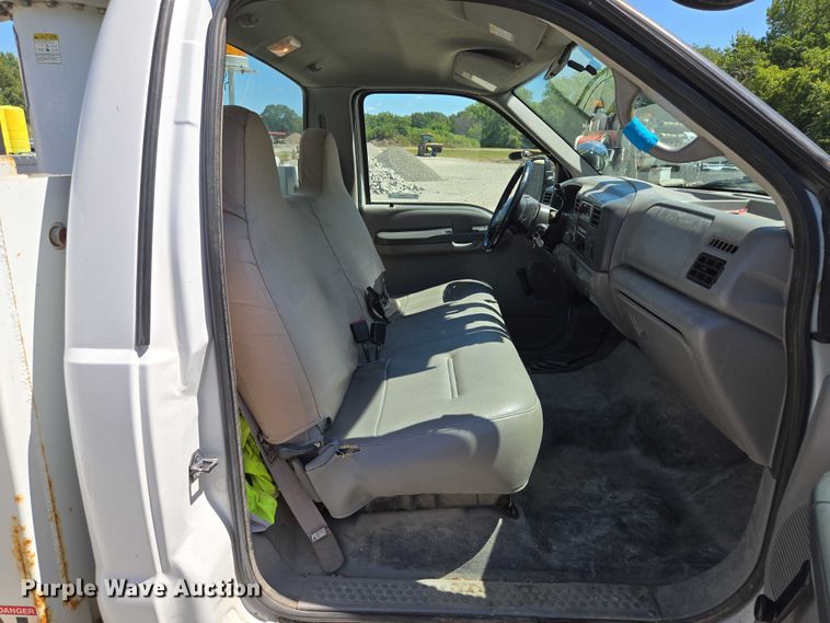 image for item EV1694 2001 Ford F550 Super Duty bucket truck