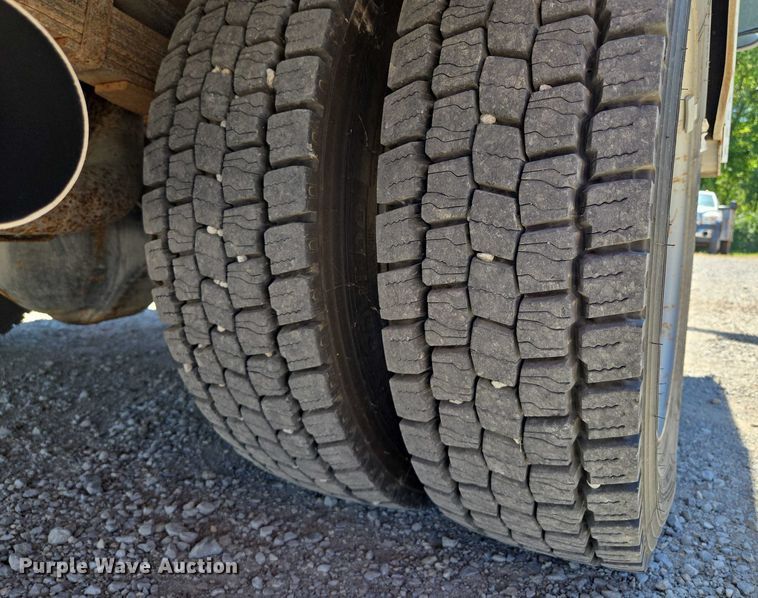 image for item EV1694 2001 Ford F550 Super Duty bucket truck