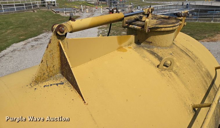 image for item EV1699 1991 Terra-Gator 1664 T manure spreader truck