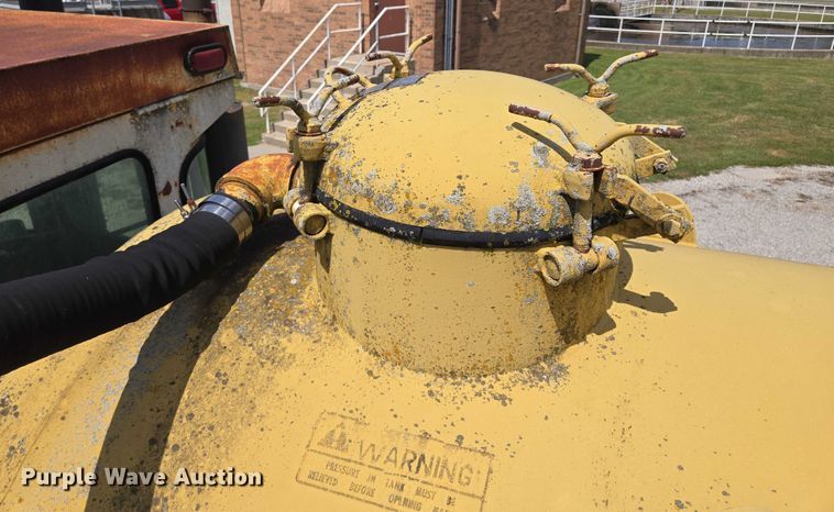 image for item EV1699 1991 Terra-Gator 1664 T manure spreader truck