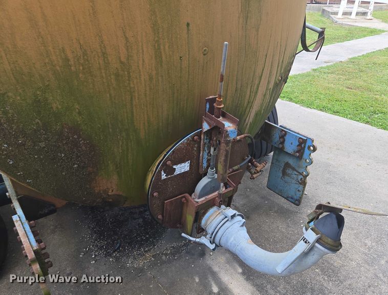 image for item EV1700 Better-Bilt 2500 manure spreader