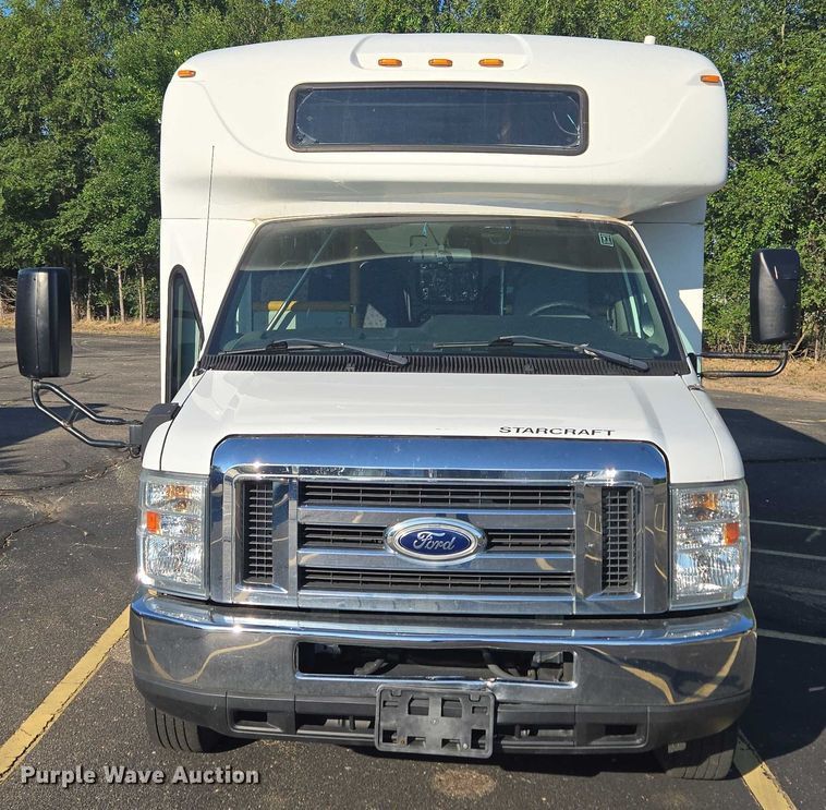 image for item OJ9916 2016 Ford E450 shuttle bus