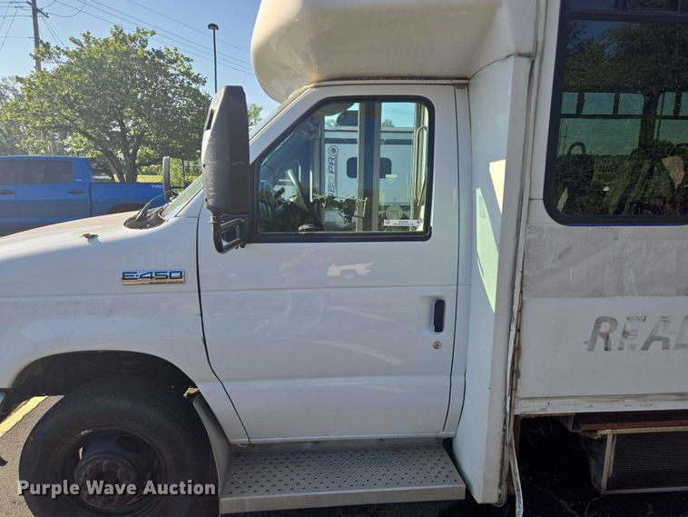 image for item OJ9916 2016 Ford E450 shuttle bus