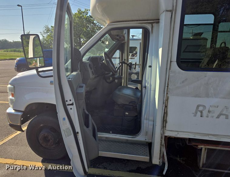 image for item OJ9916 2016 Ford E450 shuttle bus