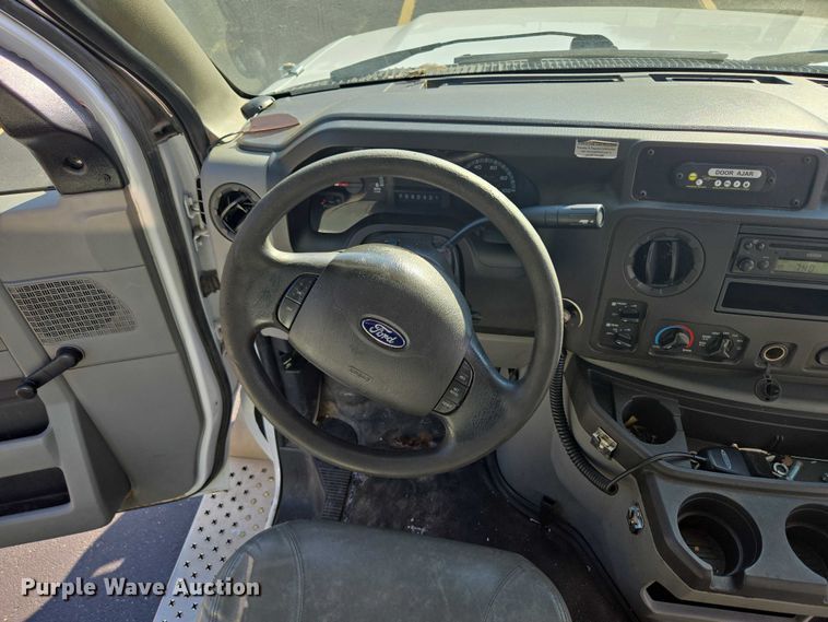 image for item OJ9916 2016 Ford E450 shuttle bus