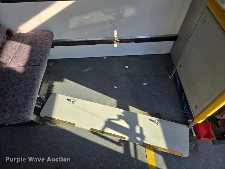 image for item OJ9916 2016 Ford E450 shuttle bus