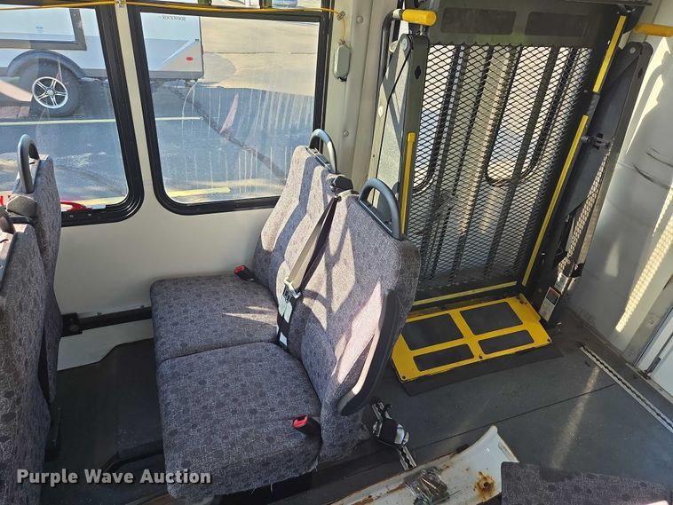 image for item OJ9916 2016 Ford E450 shuttle bus