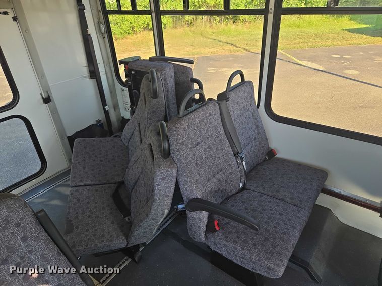 image for item OJ9916 2016 Ford E450 shuttle bus