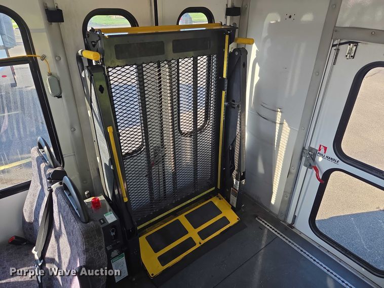 image for item OJ9916 2016 Ford E450 shuttle bus