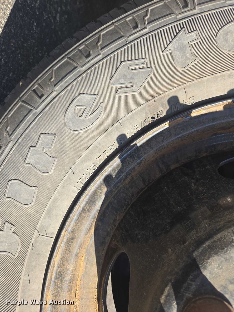 image for item OJ9916 2016 Ford E450 shuttle bus