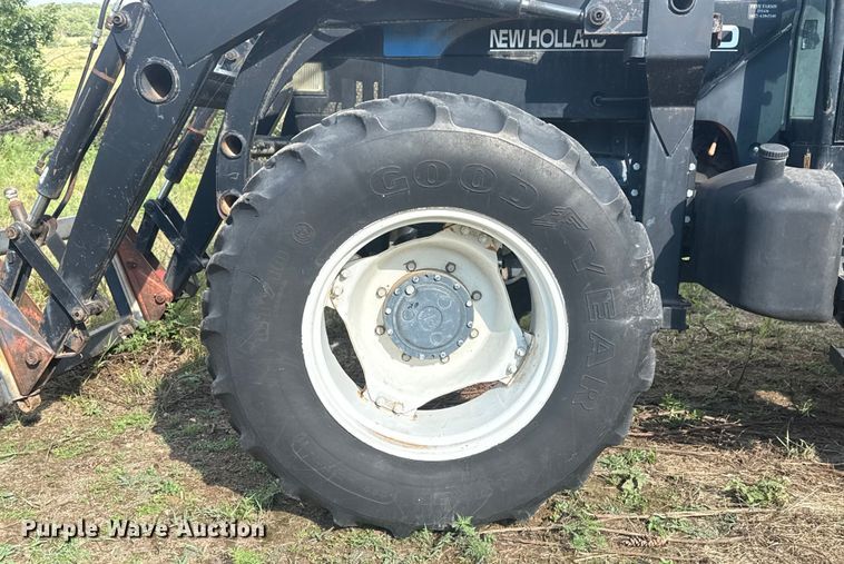 image for item DJ7780 New Holland 8260 MFWD tractor