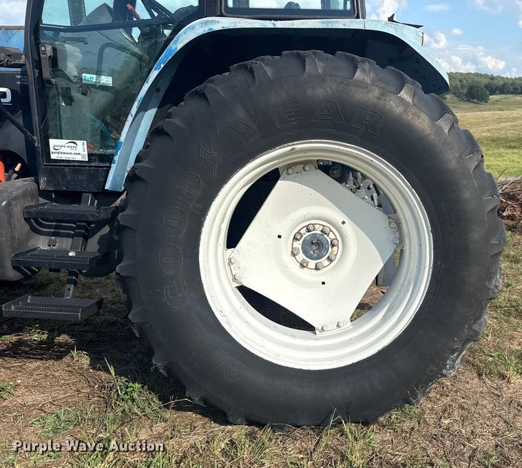 image for item DJ7780 New Holland 8260 MFWD tractor