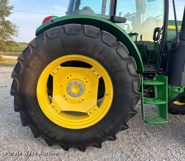 image for item DW6606 2019 John Deere 6105E MFWD tractor