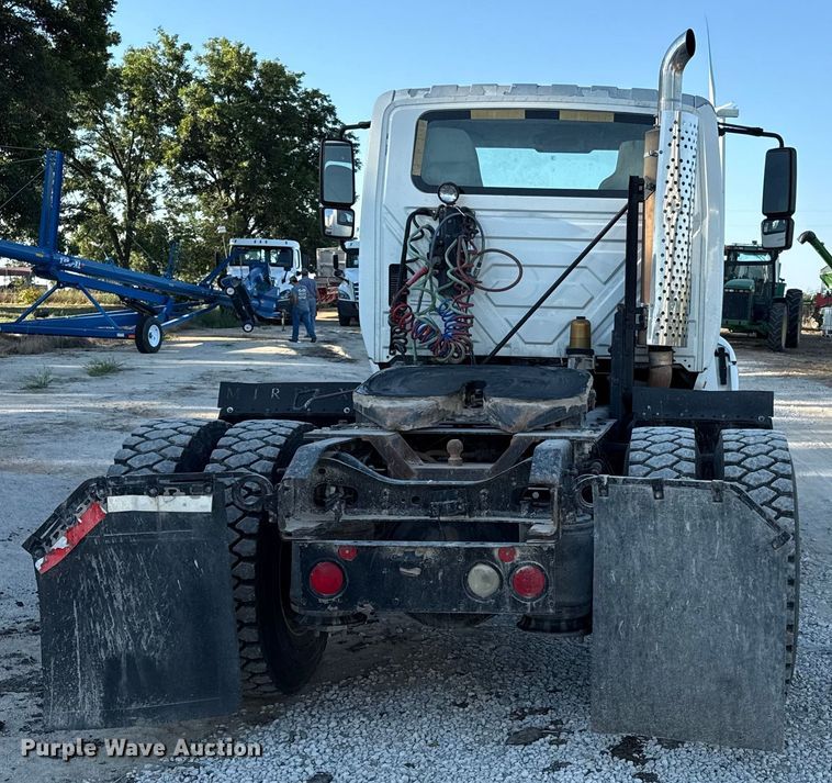 image for item DZ4217 2004 International 8600 semi truck