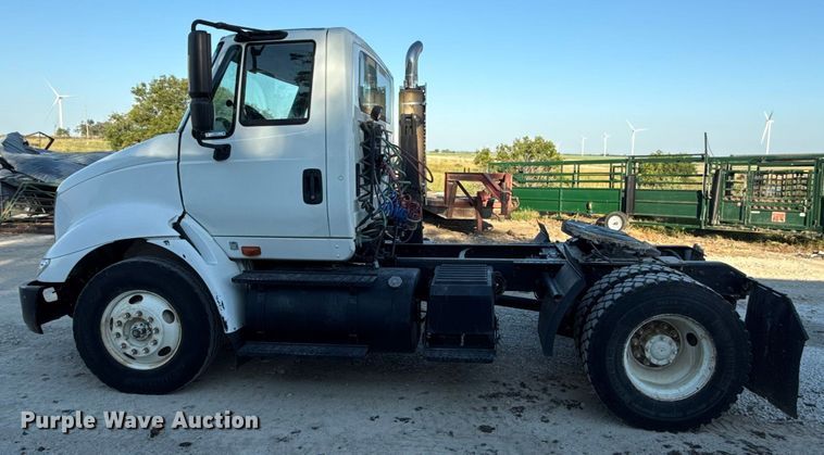 image for item DZ4217 2004 International 8600 semi truck