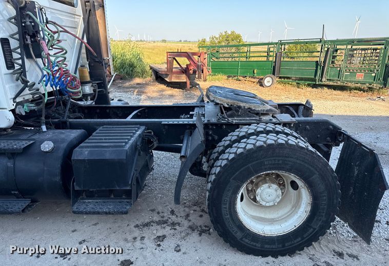 image for item DZ4217 2004 International 8600 semi truck