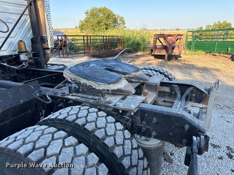 image for item DZ4217 2004 International 8600 semi truck