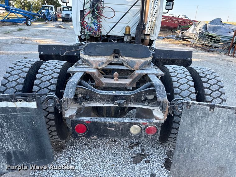 image for item DZ4217 2004 International 8600 semi truck