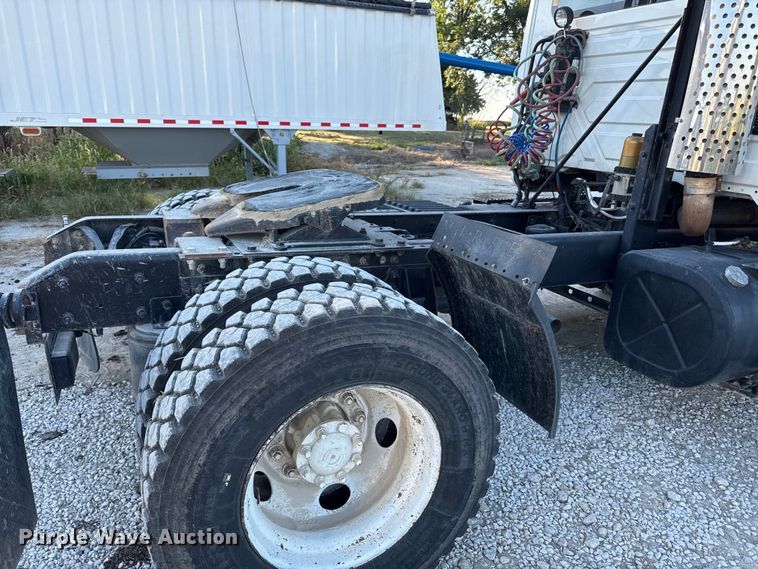 image for item DZ4217 2004 International 8600 semi truck