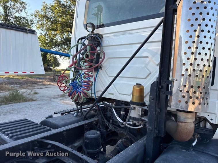 image for item DZ4217 2004 International 8600 semi truck