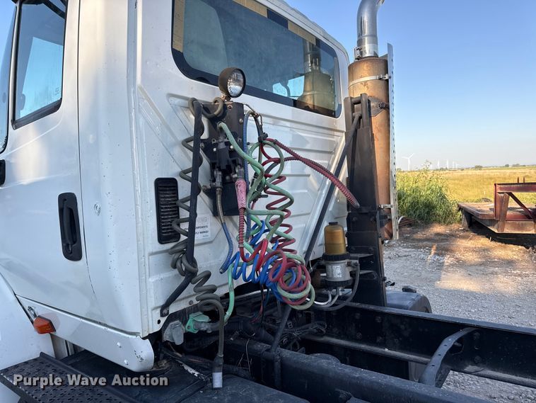 image for item DZ4217 2004 International 8600 semi truck