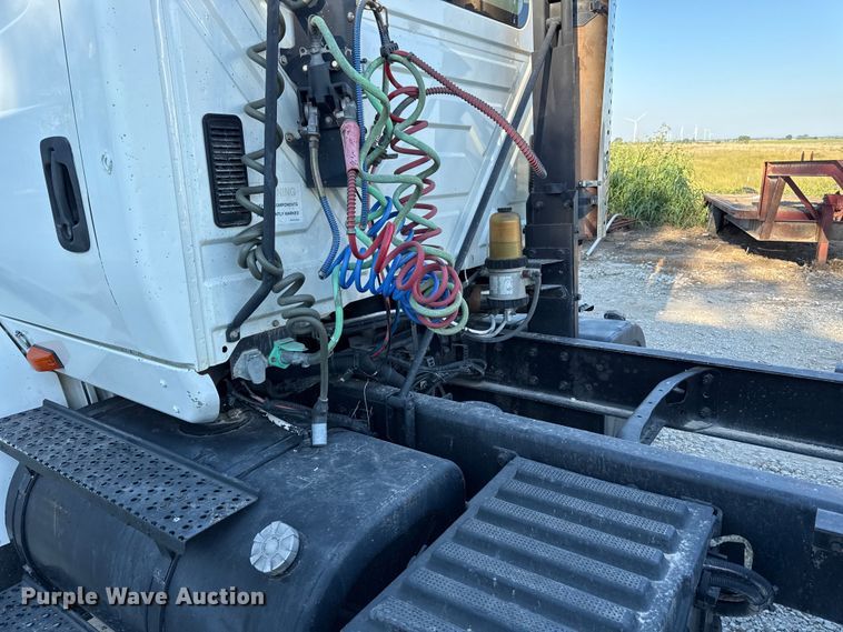 image for item DZ4217 2004 International 8600 semi truck