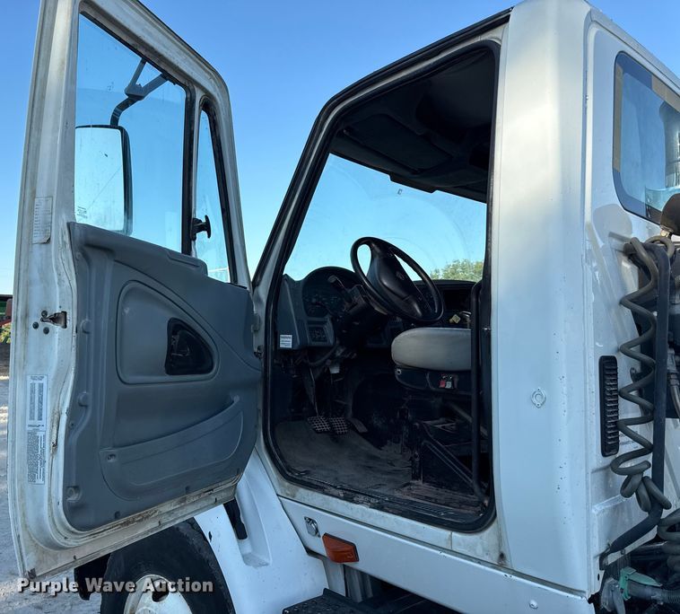 image for item DZ4217 2004 International 8600 semi truck