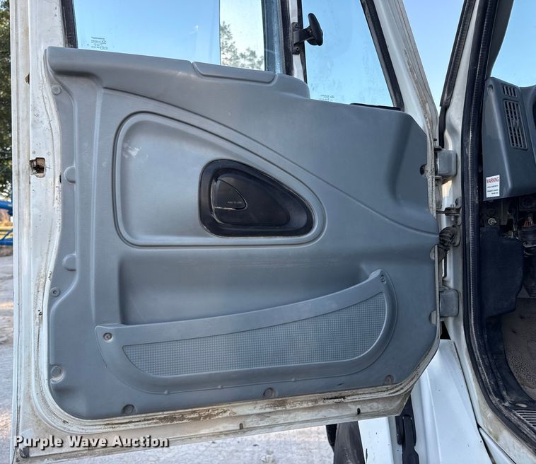 image for item DZ4217 2004 International 8600 semi truck