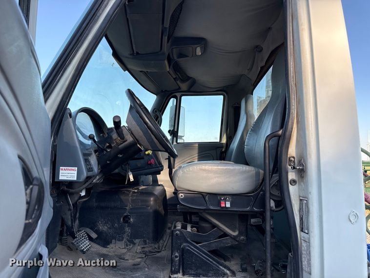 image for item DZ4217 2004 International 8600 semi truck