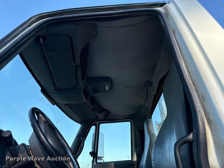 image for item DZ4217 2004 International 8600 semi truck