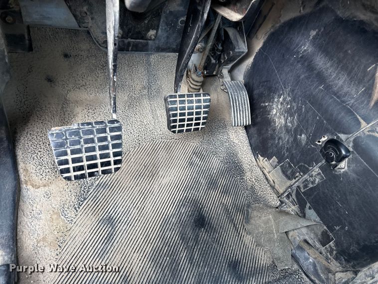 image for item DZ4217 2004 International 8600 semi truck