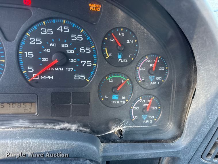 image for item DZ4217 2004 International 8600 semi truck