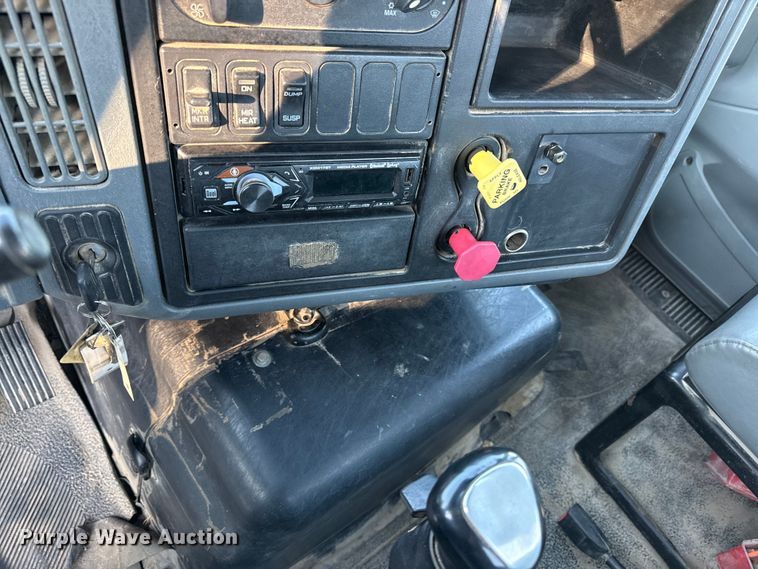 image for item DZ4217 2004 International 8600 semi truck