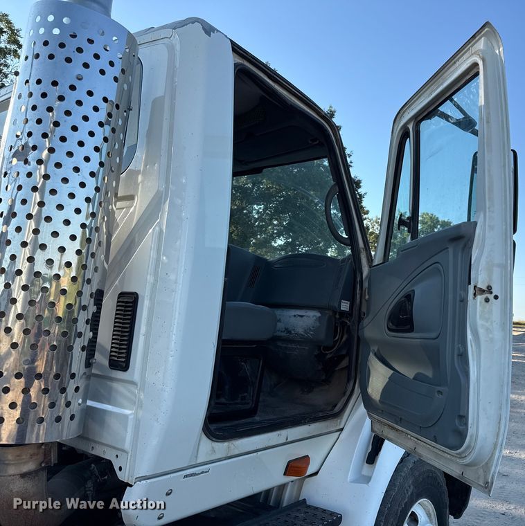 image for item DZ4217 2004 International 8600 semi truck