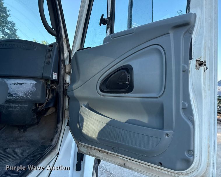 image for item DZ4217 2004 International 8600 semi truck