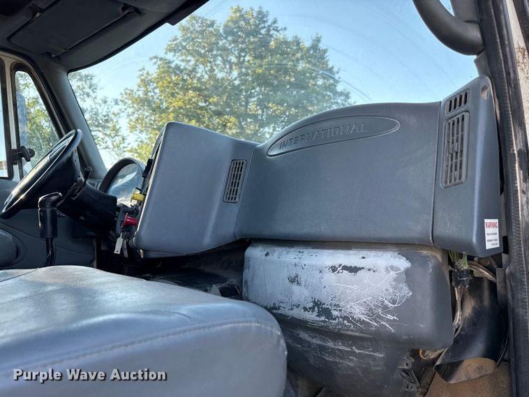 image for item DZ4217 2004 International 8600 semi truck